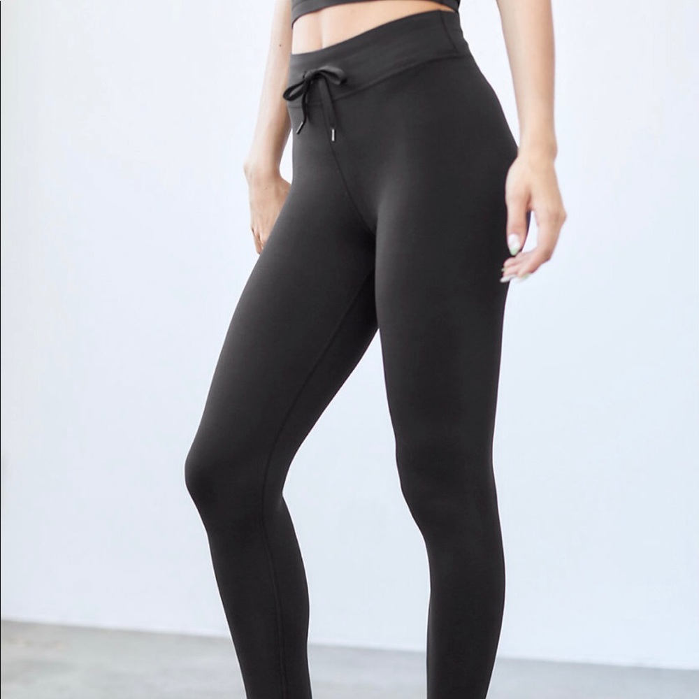 Aritzia TnaBUTTER Allure Legging